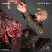 Red Pyramid Thing VS James Sunderland 88 cm Silent Hill statuette Elite Exclusive 1/4 Statue | Figurama