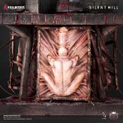 Red Pyramid Thing VS James Sunderland 88 cm Silent Hill statuette Elite Exclusive 1/4 Statue | Figurama